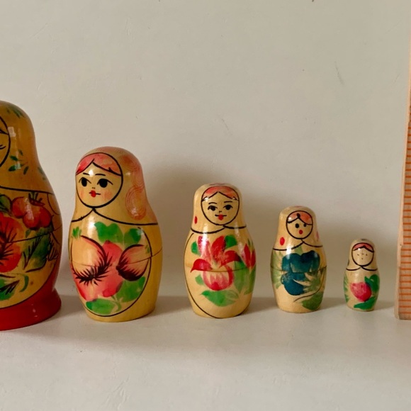 Vintage wooden hand carved Matroyshka nesting doll - Picture 2 of 11